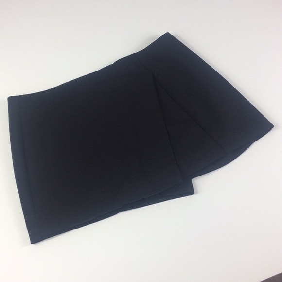 Express Pants - Express - Shorts/Skirt - SKORT- Size 4- BLACK